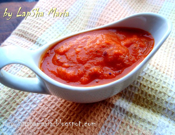Запеченные телячьи ребрышки в соевом маринаде с луково-томатным соусом