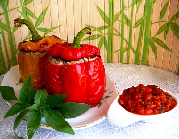 Фаршированные болгарские перцы с томатным соусом