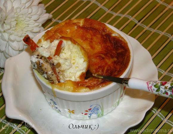 Закусочные рисовые тарталетки с запечёнными овощами и куриным филе под сыром