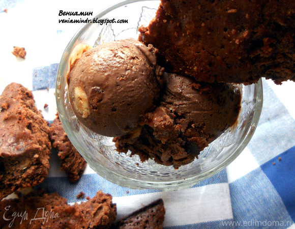 Шоколадное мороженое с брауни