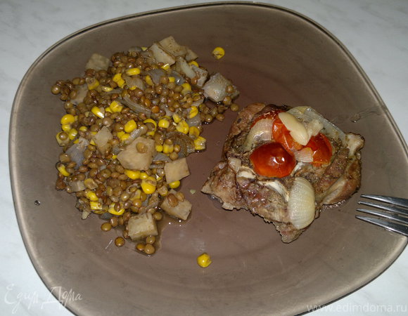 Стейк из бараньей шеи, запечённый в горшке и чечевица с кукурузой, сельдереем и чесноком