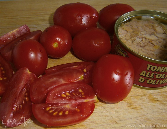 Холодная паста: Бантики с помидорами и тунцом