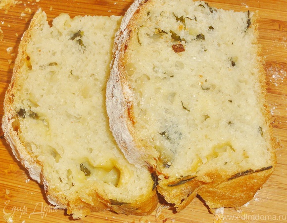 Хлеб домашний со шпинатом, луком и сыром