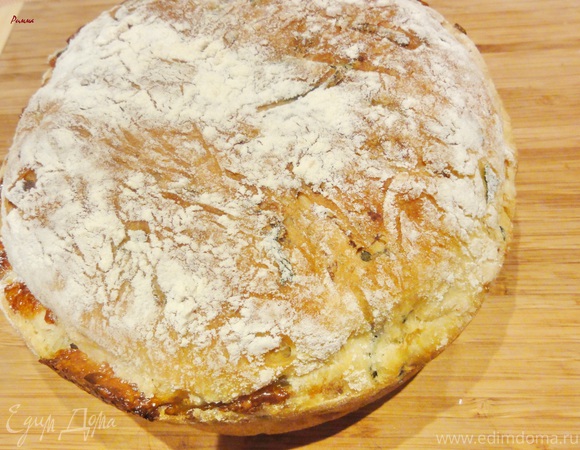 Хлеб домашний со шпинатом, луком и сыром