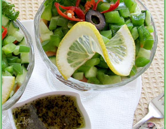 Салат с семгой, огурцами и зеленью