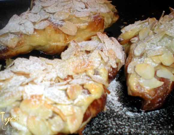 Круассаны - пирожные с кондитерским кремом и лепестками миндаля