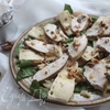 Салат с винными грушами, курицей и сыром бри
