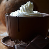 Кокосово-ванильный горячий шоколад со взбитыми сливками