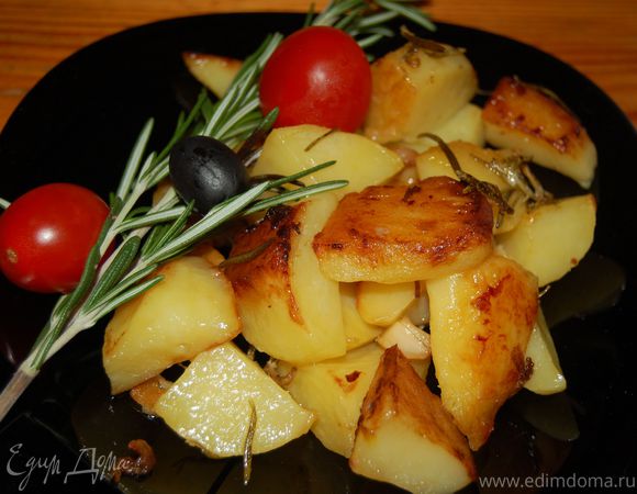 Картофель, запеченный с чесноком и розмарином
