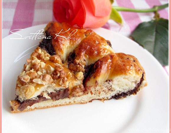Дрожжевой пирог с шоколадной пастой, маком и орехами