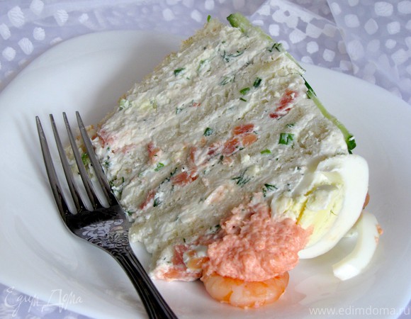 Закусочный слоеный торт с красной рыбой, сливочным сыром и авокадо