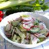 Хрустящий салат с редисом, сельдереем и огурцом