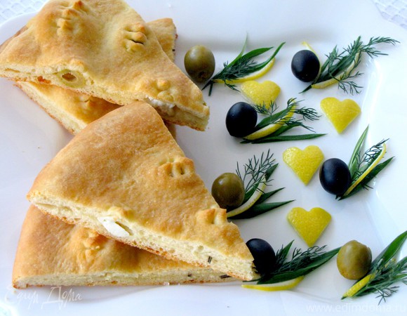 Двухслойная фокачча с оливками и молодым сыром