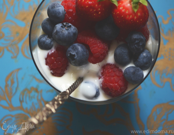 Домашний ванильный йогурт с ягодами