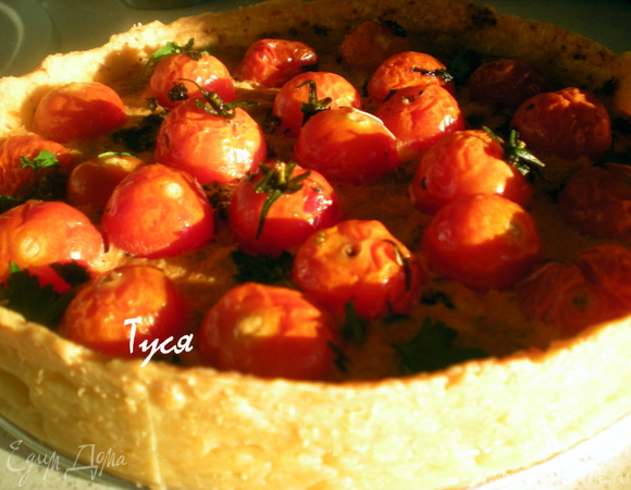 Пирог с карамелизированным чесноком и помидорами черри