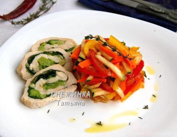 Цветное карпаччо из овощей с рулетом из курицы, брокколи и шпината
