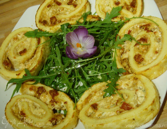 Рулет-суфле с пармезаном и вялеными томатами