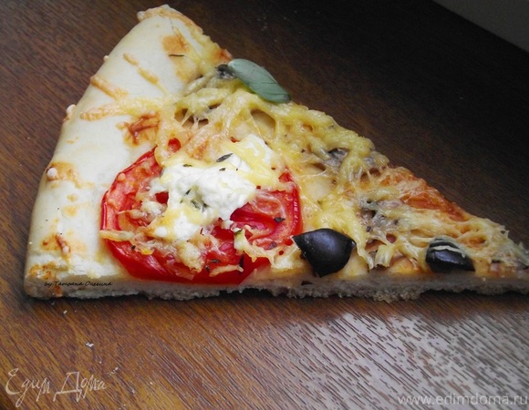 Пицца с фетой, помидорами и оливками