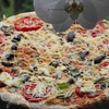 Пицца с фетой, помидорами и оливками
