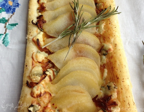 Пироги с грушей-пашот, карамелизированным луком и голубым сыром