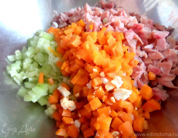 Салат с копченой курицей, корейской морковью, фасолью и сухариками