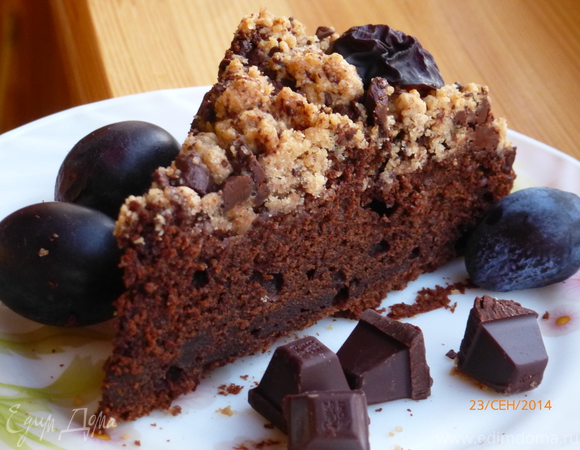 Шоколадный пирог со сливами и штрейзелем
