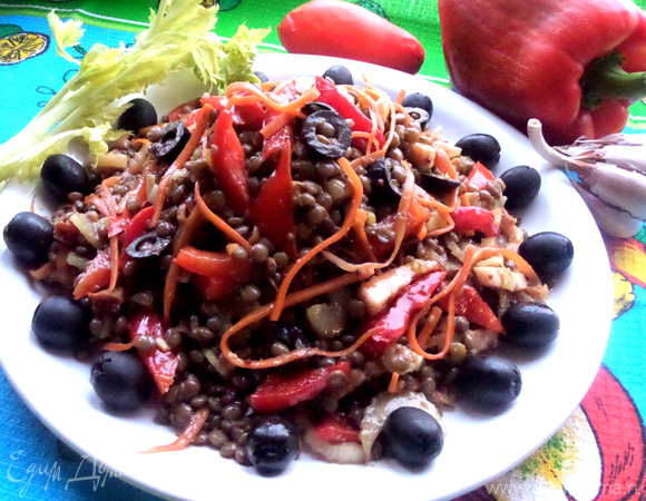 Чечевичный салат с овощами и маслинами