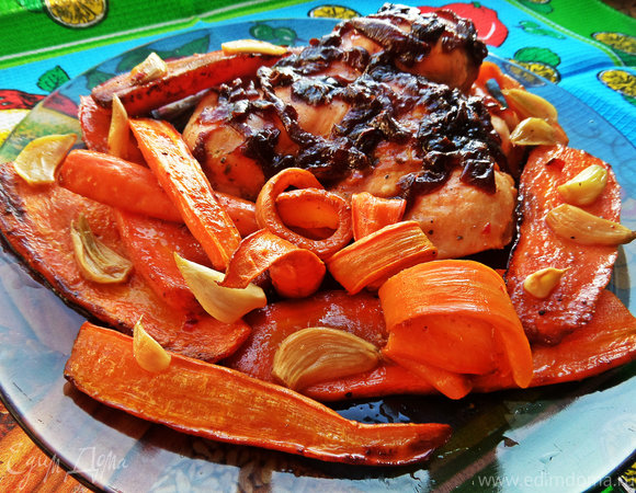 Курица под луковым конфитюром и морковкой
