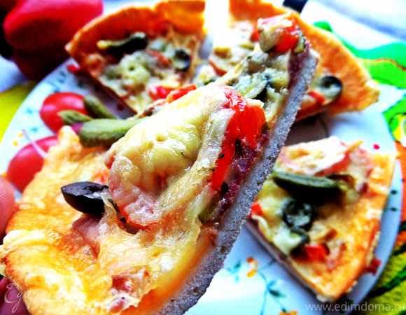 Пицца с салями, маслинами на сырном соусе "бешамель"