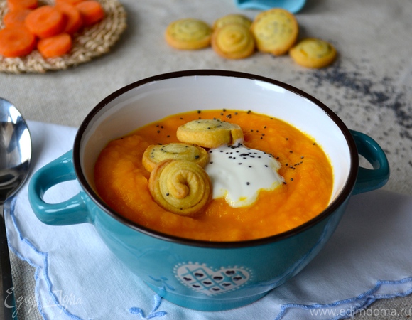 Морковный крем-суп с песочными маковыми сухариками