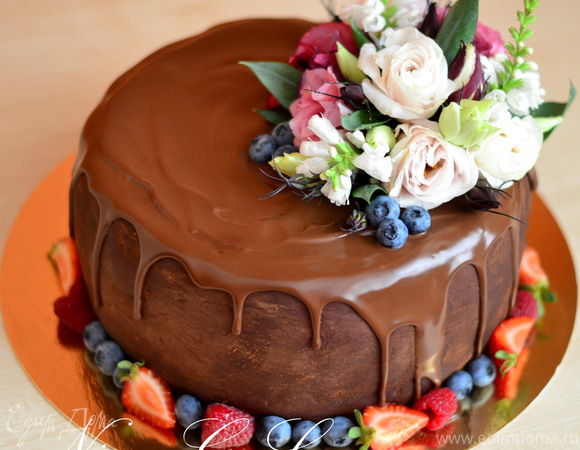Шоколадный торт со сливочным кремом и клубникой