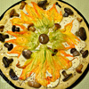 Пицца с цветками цукини и лесными грибами
