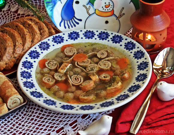 Суп с фрикадельками и блинными роллами