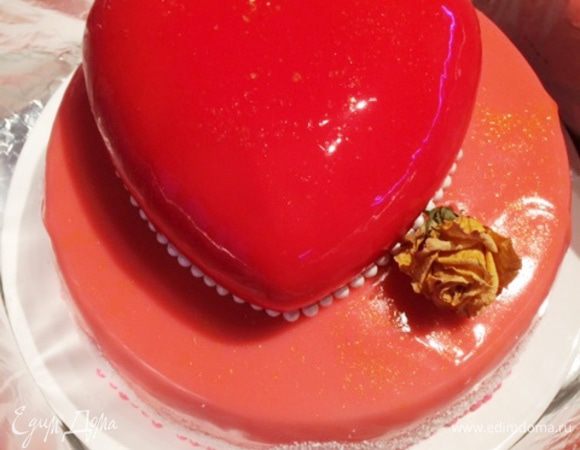 Фруктово-бисквитный торт в виде сердца