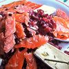 Красный рис в вине с лососем и сыром