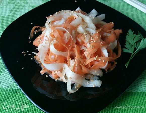 Салат из дайкона с морковью и яблоком - 8 пошаговых фото в рецепте
