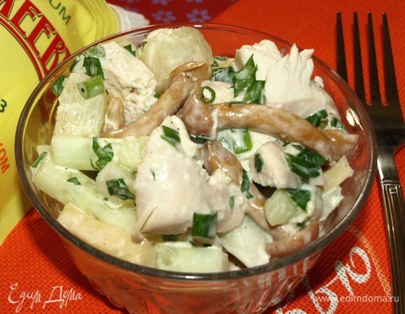 Салат с копченой курицей и маринованными опятами