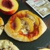 Пиццетты с фруктами и голубым сыром