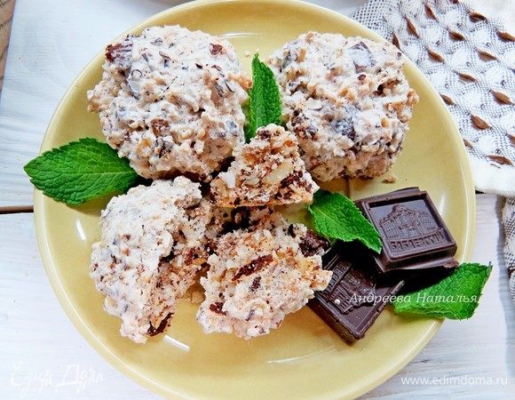 Печенье с кокосом, орехами и шоколадом