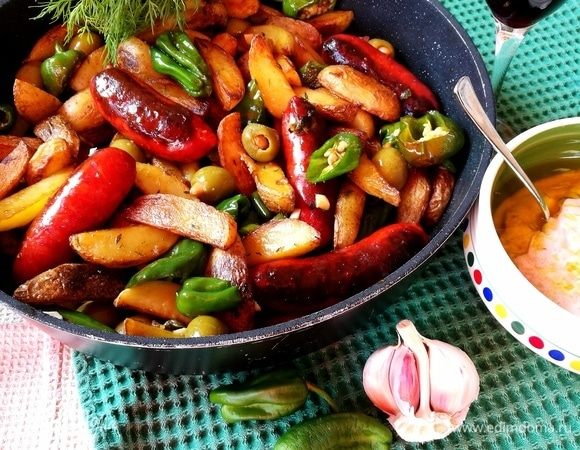 Жареная картошка с колбасками по-андалузски