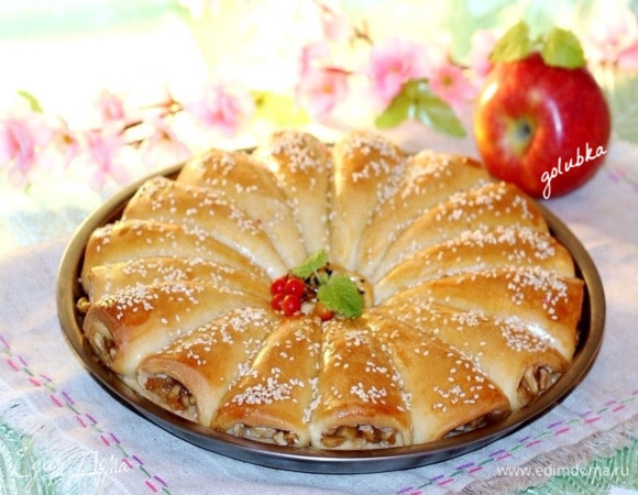 Пирог с корицей и карамельными яблоками