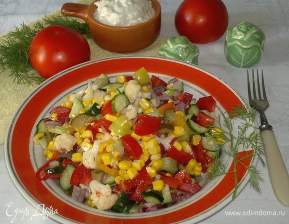 Салат из свежих и маринованных овощей с имбирным соусом