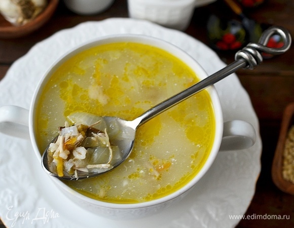Рыбный суп из консервов с перловкой - Лайфхакер
