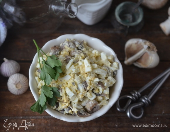Салат с грибами, сыром и яйцами