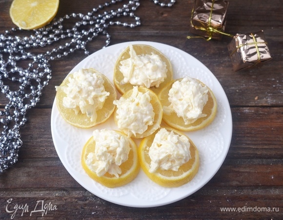 Острый сыр на лимонных дольках