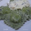 Зеленые равиоли с чесночным соусом
