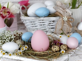 Инфографика: как окрасить яйца натуральными красителями