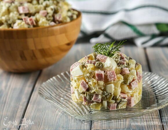 Салат «Зимний» с колбасой — классический рецепт с фото пошагово
