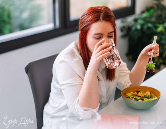 Почему не стоит пить во время еды: мнение гастроэнтеролога