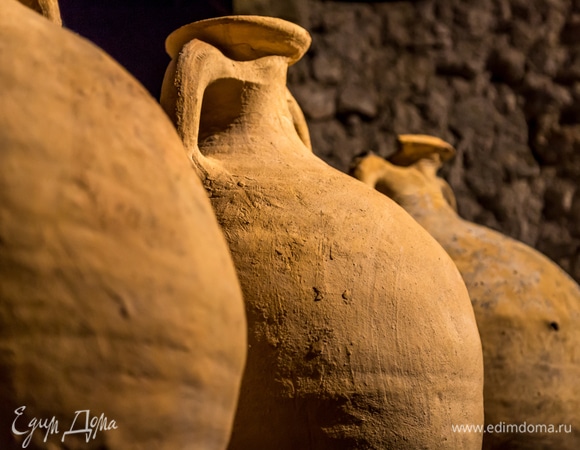 Ученые объяснили, почему в Древней Греции вино разбавляли водой